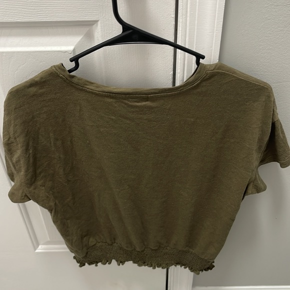 Sanctuary short sleeve olive green size medium elastic bottom shirt - Picture 3 of 3